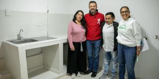 Foto del alcalde Carlos Fernando Galán durante la entrega de mejoramientos de vivienda en el sur de Bogotá.