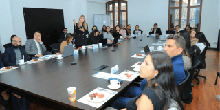 Foto de alcaldes locales con el sector salud