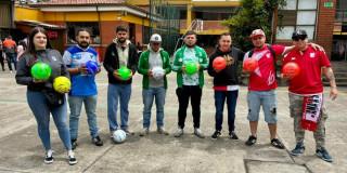 Foto de integrantes de barras de fútbol en jornada de convivencia en Los Mártires, centro de Bogotá.