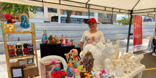 Foto de una ciudadana con su emprendimiento