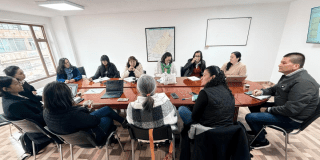 Foto de funcionarios de la localidad de Los Mártires 