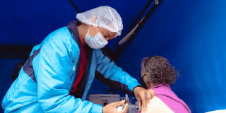 Foto de una enfermera aplicando una vacuna