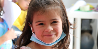 Foto de una niña sonriendo