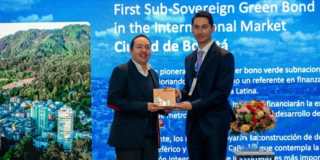 Foto de una persna recibiendo un premio 