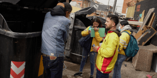 Foto de funcionarios del Distito en jornada de embellecimiento 