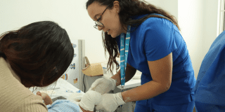 Foto de una doctora ayudando a un paciente