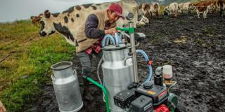 Foto de un campesino con su unidad productora de leche en una zona rural de Bogotá.