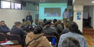 Foto de la mesa de trabajo con 300 familias identificadas en Entrenubes, al sur de Bogotá.