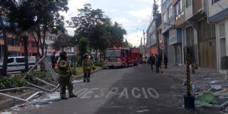 Foto de hombres del Cuerpo Oficial de Bomberos de Bogotá en atención de la emergencia.