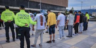 Foto de los 23 capturados y presuntos integrantes del grupo delincuencial 'El Mesa' en Bogotá.