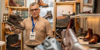 Foto de un pequeño empresario de calzado en Bogotá.