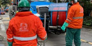 Foto que muestra trabajadores del Acueducto de Bogotá