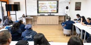 Foto de comerciantes y vendedores informales de Bogotá accediendo a cursos gratis.