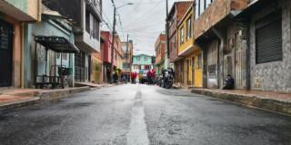 Foto de la entrega de la obra de recuperación de la carrera 77X en Kennedy, al suroccidente de Bogotá.