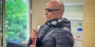 Foto de un hombre con condición de discapacidad visual en Bogotá.