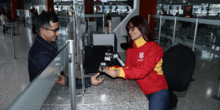 Foto de un funcionario ayudando a un ciudadano.