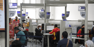 Foto de funcionarios del Distrito atendiendo a un ciudadano 