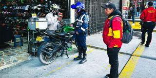 Foto del operativo contra mal parqueo en La Favorita, centro de Bogotá.