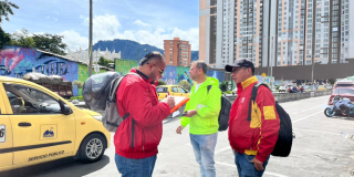 Foto de funcionarios del Distrito en operativo de mal parqueo