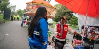 Foto de vendedores informales junto a un gestor social del IPES en Bogotá.