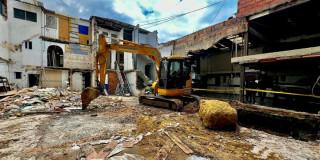 Foto de la maquinaria usaba en la obra sin licencias y permisos en Kennedy, al suroccidente de Bogotá.