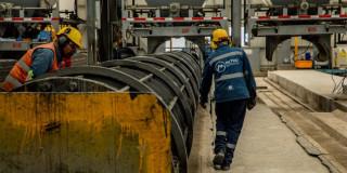 Foto de obreros y trabajadores en obras de la Línea 1 del Metro de Bogotá.