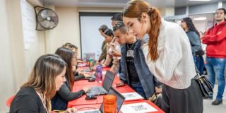 Foto de bogotanos y bogotanas accediendo a servicios de la Agencia Distrital de Empleo en Bogotá.