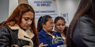 Foto de bogotanos y bogotanas accediendo a servicios de la Agencia Distrital de Empleo.