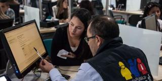 Foto de una bogotana accediendo a servios de la Agencia de Empleo del SENA.