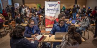 Foto de bogotanos y bogotanas accediendo a servicios de la Agencia Distrital de Empleo.