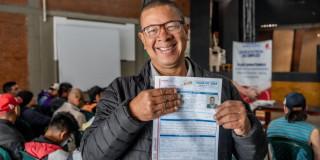 Foto de un bogotano accediendo a una de las ferias de empleo de la Agencia Distrital de Empleo de Bogotá.