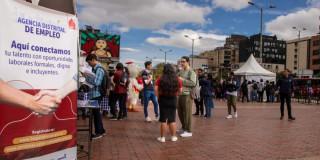 Foto de bogotanos y bogotanas accediendo a la sede de la Agencia Distrital de Empleo en Bogotá.