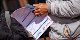 Foto de un bogotano con su hoja de vida accediendo a servicios de la Agencia Distrital de Empleo de Bogotá.