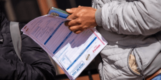 Una persona con una hoja de vida Foto: Secretaría de Desarrollo Económico