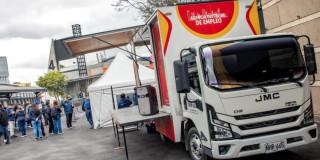 Foto de la Unidad Móvil de Atención de la Agencia Distrital de Empleo de Bogotá.