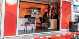 Foto de bogotanos y bogotanas accediendo a servicios de la Unidad Móvil de la Agencia Distrital de Empleo.