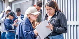 Foto de bogotanos y bogotanas accediendo a servicios de la Agencia Distrital de Empleo.