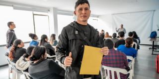 Foto de un bogotano accediendo a una de las ferias de empleo de la Agencia Distrital de Empleo de Bogotá.