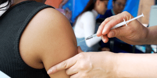 Foto de una enfermera aplicando una vacuna en Bogotá.