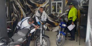 Autoridades durante allanamientos contra venta ilegal de motos y autopartes