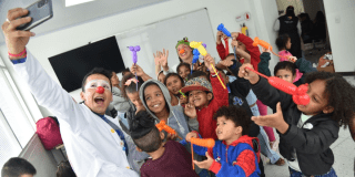 Imagen de niños y niñas tomándose una selfie y sonriendo