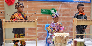 Imagen de niños tocando instrumentos musicales