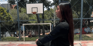 Foto de una mujer haciendo ejercicio en un parque de Bogotá.