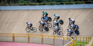 Ciclistas rodando en pista de ciclismo en Bogotá. 