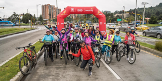 Imagen de la comunidad disfrutando el nuevo tramo de la ciclovía en Bogotá.