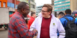 Secretario Gustavo Quintero conversando con un ciudadano en el sector de San Victorino.