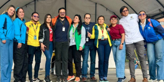 Imagen de funcionarios en una tarima