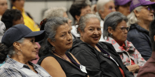 Imagen de mujeres adultas mayores escuchando una conferencia