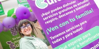 Foto de una mujer en una Manzana del Cuidado.