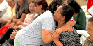 Foto de dos mujeres abrazándose 